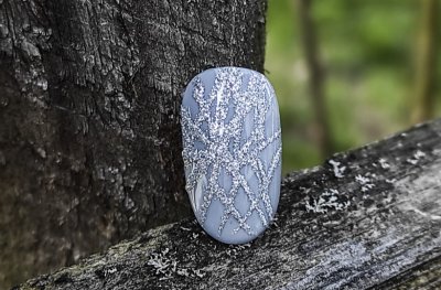 Video návod: Ako aplikovať trblietavý prášok na nechty